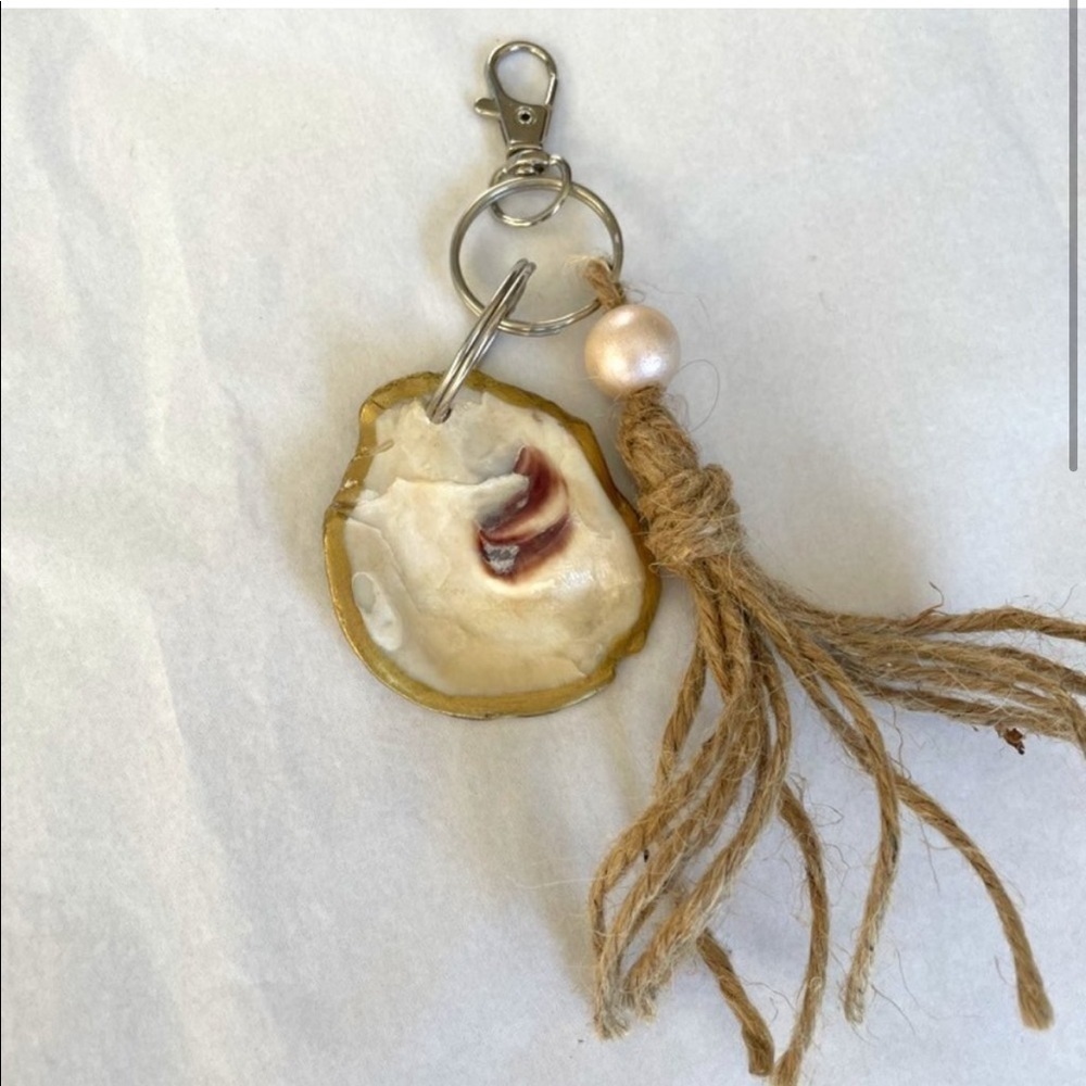 Handmade Oyster Shell Keychain - Picture 2 of 4